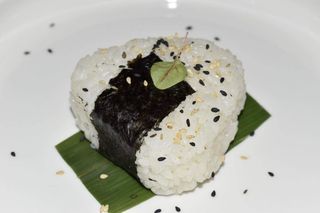 N9. Onigiri sake - 1 pezzo