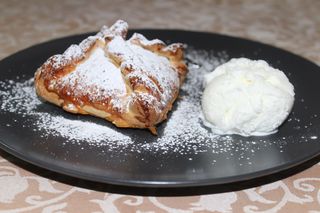 Штрудель з вишнею (150г)