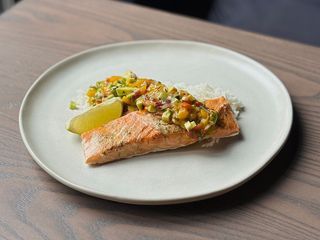 Ніжне філе лосося з манго сальсою (300g)