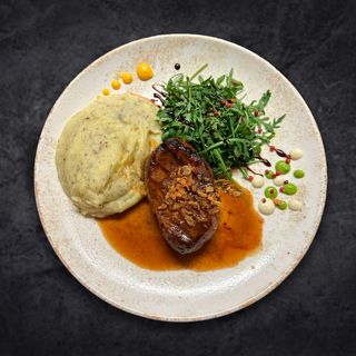 Muschi de Vita Argentina cu Piure de Cartofi cu Trufe si Sos Demiglace 