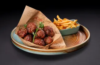 Домашни пържени кюфтенца с пържени картофки