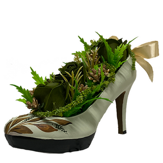 Pantof Unique - Aranjament Trandafiri de Sapun Verzi si Pantof Crem