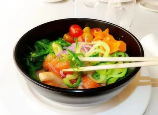 Salmón poké bowl