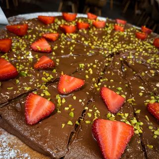 Base di pizza con Nutella e fragole