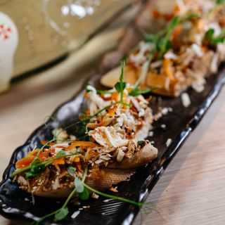 ბრუსკეტა ქათმის პაშტეტი და ფორთოხლის ჯემით