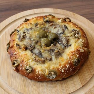 Drożdżówka z pieczarkami i oliwkami