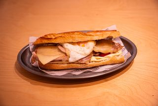 Bocata chivito lomo