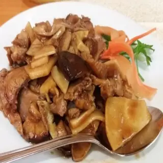 Pato Con Bambú Y Champiñón