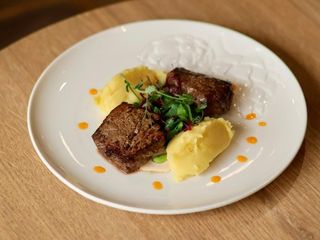 Медальон из говядины с перечным соусом