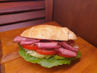 Panino con pastrami pomodoro e lattuga