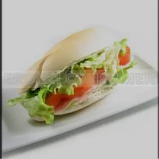 Pulguita de serrano, manchego, tomate, aceite y orégano 