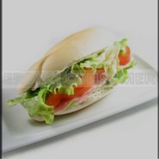 Pulguita de serrano, manchego, tomate, aceite y orégano 