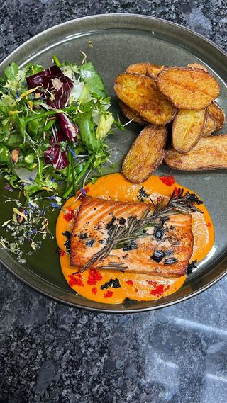 Somon cu cartofi și sos roșu