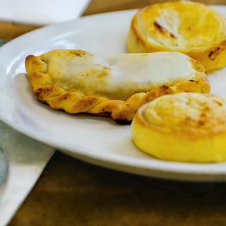 Empanada De Jamón Y Queso