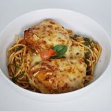 Poulet Gratiné Au Parmesan - Servi Sur Un Lit De Spaghetti