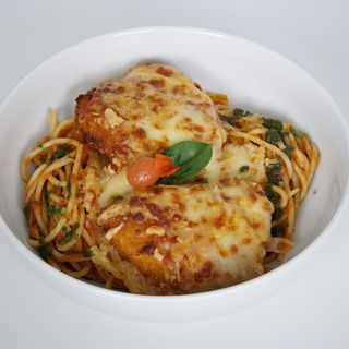 Poulet Gratiné Au Parmesan - Servi Sur Un Lit De Spaghetti