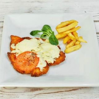 Milanesa de pollo con queso de cabra