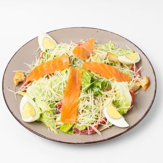 салат "цезарь" с лососем