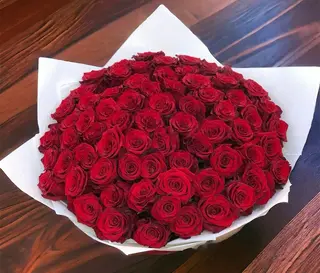 Buchet din  101 trandafiri rosii