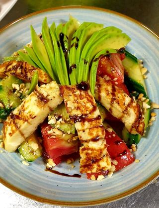 Салата халуми с авокадо и печено кашу(350г)