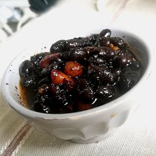 Fagioli di soia nera con arachide