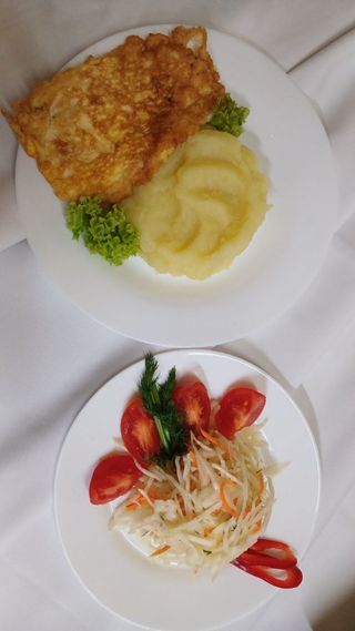 Куряча відбивна з пюрешечкою та овочевою нарізочкою (500г)