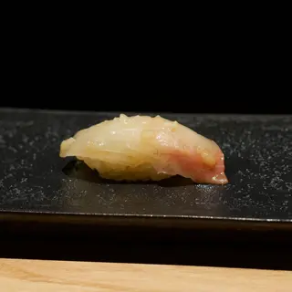 Nigiri de Besugo Aburi (1 unidad)