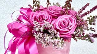 Różowy Flowerbox, rozmiar M, 9 róż i delikatne dodtaki w ślicznym pudełku