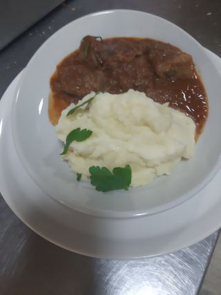 Juneći gulaš sa prilogom