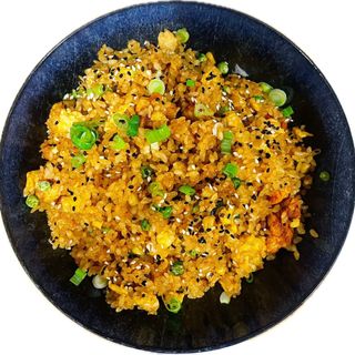 Prženi pirinač sa piletinom