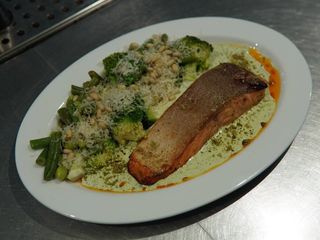 Стейк лосося з зеленим гарніром (365г)