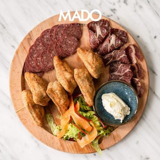 Uštipci sa kajmakom i suhim mesom