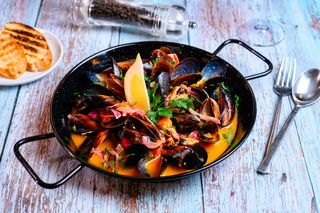 Midii în cochilie în sos de vin