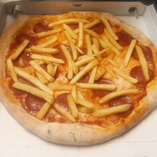 Pizza salame piccante e patate fritte 