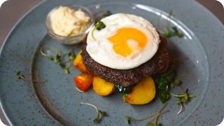 Бифштекс с глазуньей