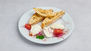 Grillowana lepinja z kajmakiem