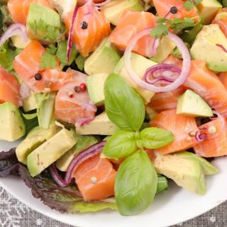 INSALATONA CON SALMONE E AVOCADO