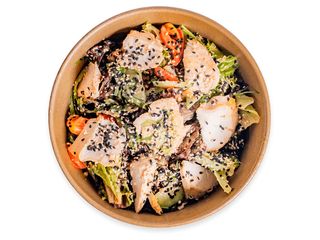 Салат з куркою та горіховим дресінгом (250g)