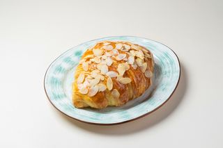 Круассан с нутеллой и миндалем