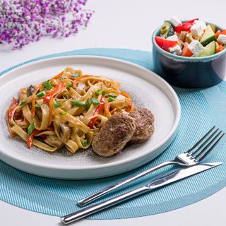 Буано з котлетою свино-яловичою та салат грецький (380г)