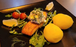 Salmón a la plancha y verduras salteadas