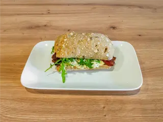 Ciabatta z pastą jajeczną i bekonem