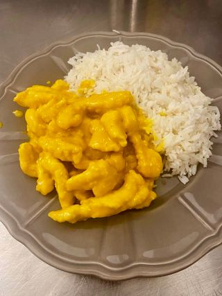 Bocconcini di pollo al curry con riso basmati