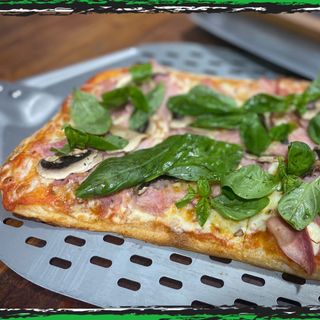 Pizza De Jamón Y Champiñones