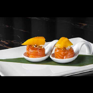 63 Gunkan salmon soft mango 2 pezzi