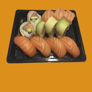 Bandeja Sushi Salmón (4 Uds.) + Pasión Roll (8 Uds.)