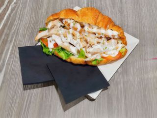 Bocadillo o Croissant (Según Disponibilidad)