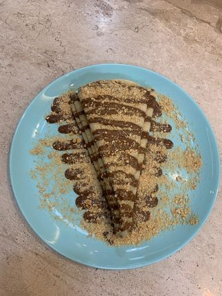 Slatka palačinka sa kremom i plazmom