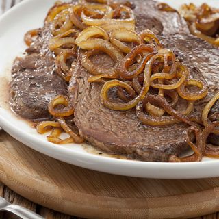 Bife acebolado 