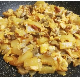 Revuelto De Morcilla Y Chorizo Con Patatas Y Huevos